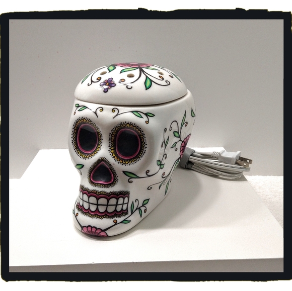 Scentsy ☠️ Dia De Los Muertos ☠️ Sugar Skull ☠️ Electric Wax Warmer - Picture 2 of 10